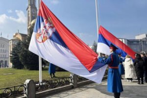 res_1739457194_dva-jarbola-sa-zastavama-republike-srpske-i-srbije-postavljena-su-u-blizini-palate-srpske