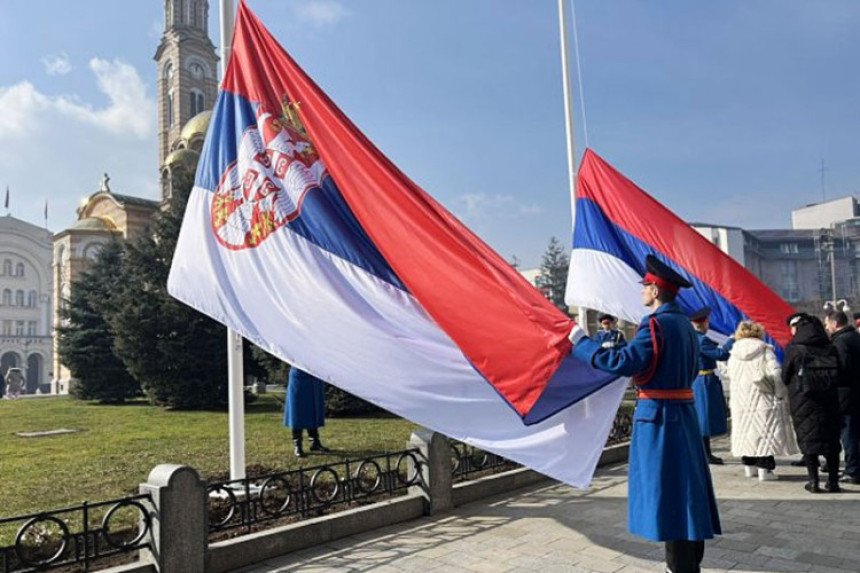 res_1739457194_dva-jarbola-sa-zastavama-republike-srpske-i-srbije-postavljena-su-u-blizini-palate-srpske